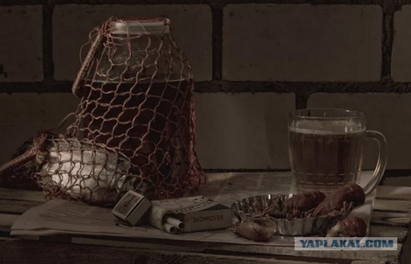 Почему этот любитель пива стоит сразу с двумя кружками в руках? 1980–е