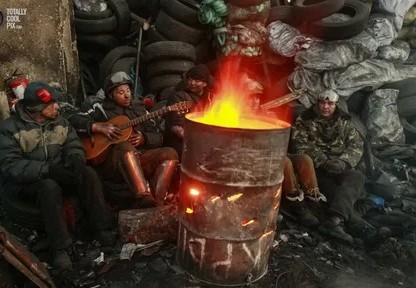 У нас в подъезде камин поставили