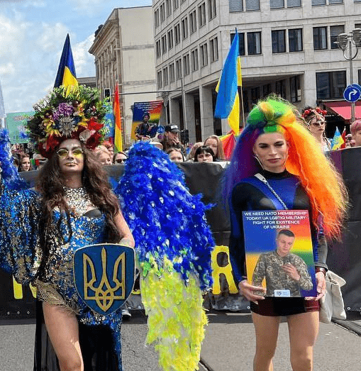 Посол Украины в Берлине возглавил колонну на марше ЛГБТ.