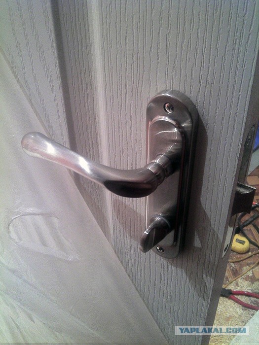 Деревянное дверное полотно дёшево и сердито.