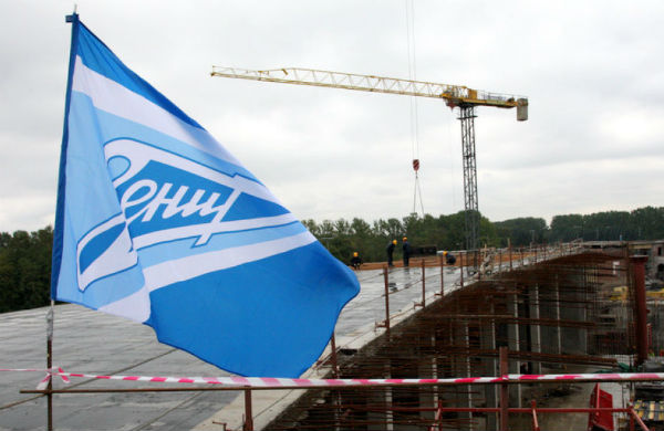 Гигантский грузовик на котором возят мосты творит чудеса