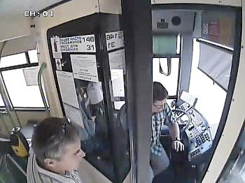 Автобус протаранил группу людей на Славянском бульваре в Москве