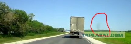 Дальнобой спас легковушку