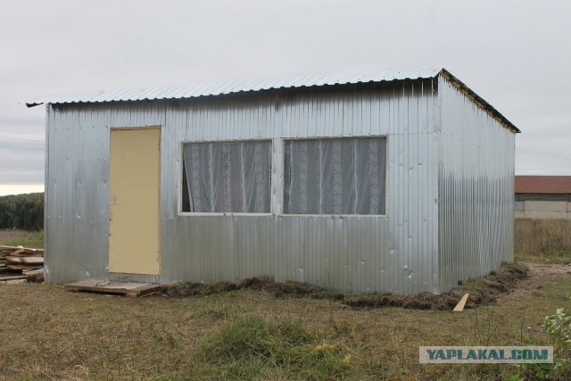 В деревне в Удмуртии торжественно открыли беседку стоимостью 161 тысячу рублей — с голыми стенами и одним креслом