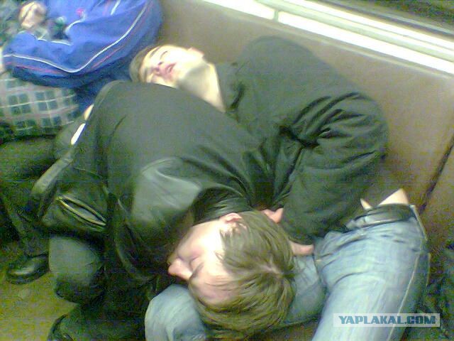 Пассажиры в метро.