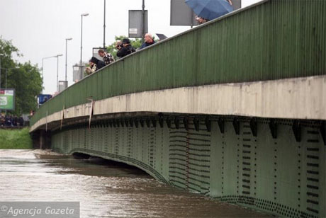 8-метровая стена воды движется к Варшаве