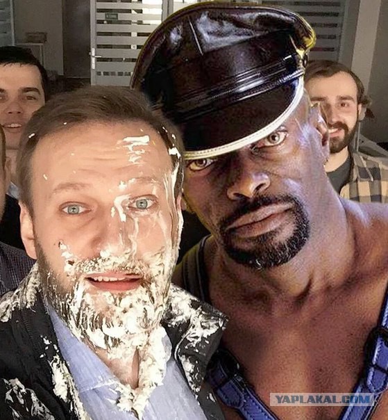 Фотошоп: А. Навальный и доширак