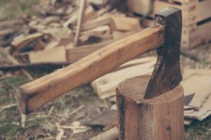 В Астрахани учительница пыталась отрезать длинные волосы парню