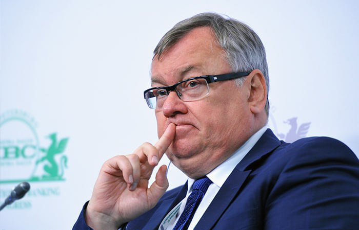 Глава ВТБ назвал крепкий рубль вредным для экономики и предложил повышать курс рубля по отношению к доллару