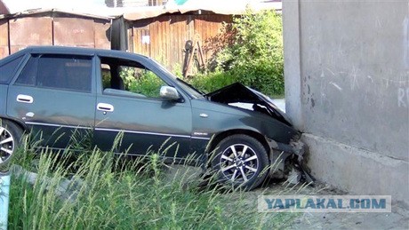 Mercedes застрял в свежем бетоне