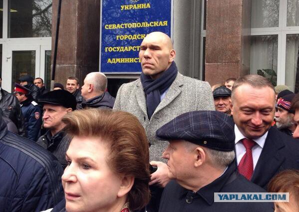 В Крыму захвачены Совмин и Верховная рада, официальных заявлений еще не было