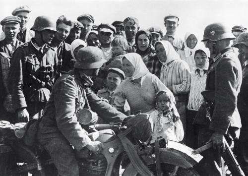 Немцы и русские в плену.