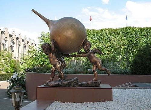 Скульптуры из городов по всему миру, которые доказывают: главное воображение!