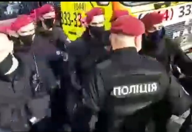 Столкновения начались под Кабмином в Киеве, люди требуют отменить карантин