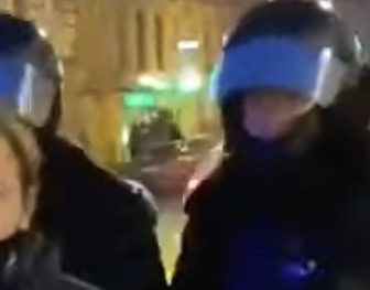 Полицейский, ударивший вчера женщину, пришел к ней в больницу