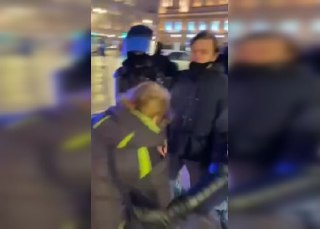 Маргариту Юдину, которую полицейский ударил в живот на митинге, госпитализировали в Петербурге.