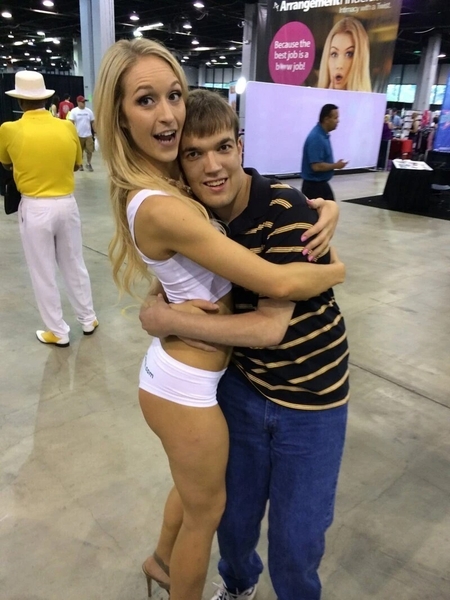 Porn Comicon: парень сфоткался со своими любимыми актрисами