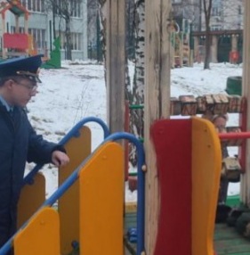 3-летний мальчик погиб на детской площадке, зацепившись за горку капюшоном