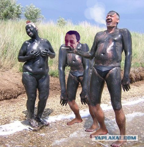Фотожаба: Пляжники у нефтяного танкера