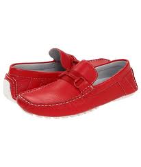 ОМОН крепит красные мокасины