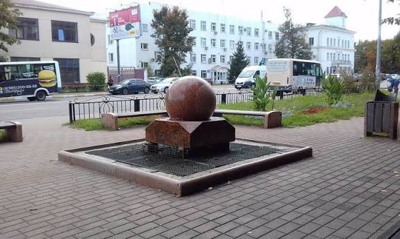 Малолетние вандалы снесли гранитный шар в Центральном парке Победы.