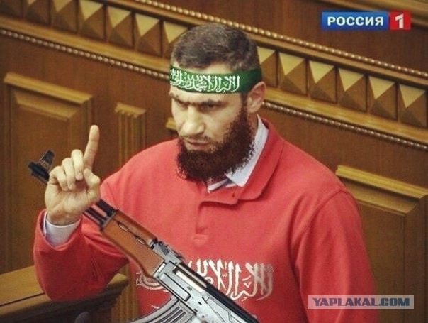 Поднятый палец вверх у мусульман. Указательный палец вверх чеченцы. Указательный палец вверх у мусульман. Кавказец палец вверх. Чеченец жи есть.