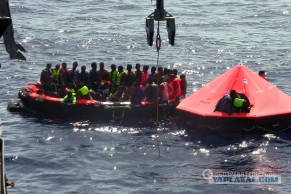 Беженцы плывут