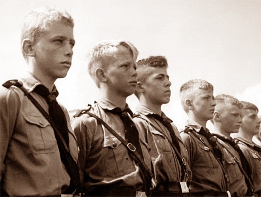 Злые Иваны поймали юного немца. 1945 г.