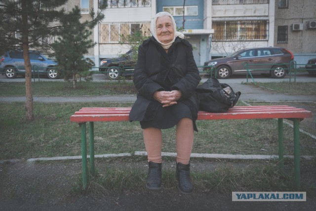 Горящую канистру с напалмом из многоэтажки в центре Челябинска вынесла 88-летняя бабушка