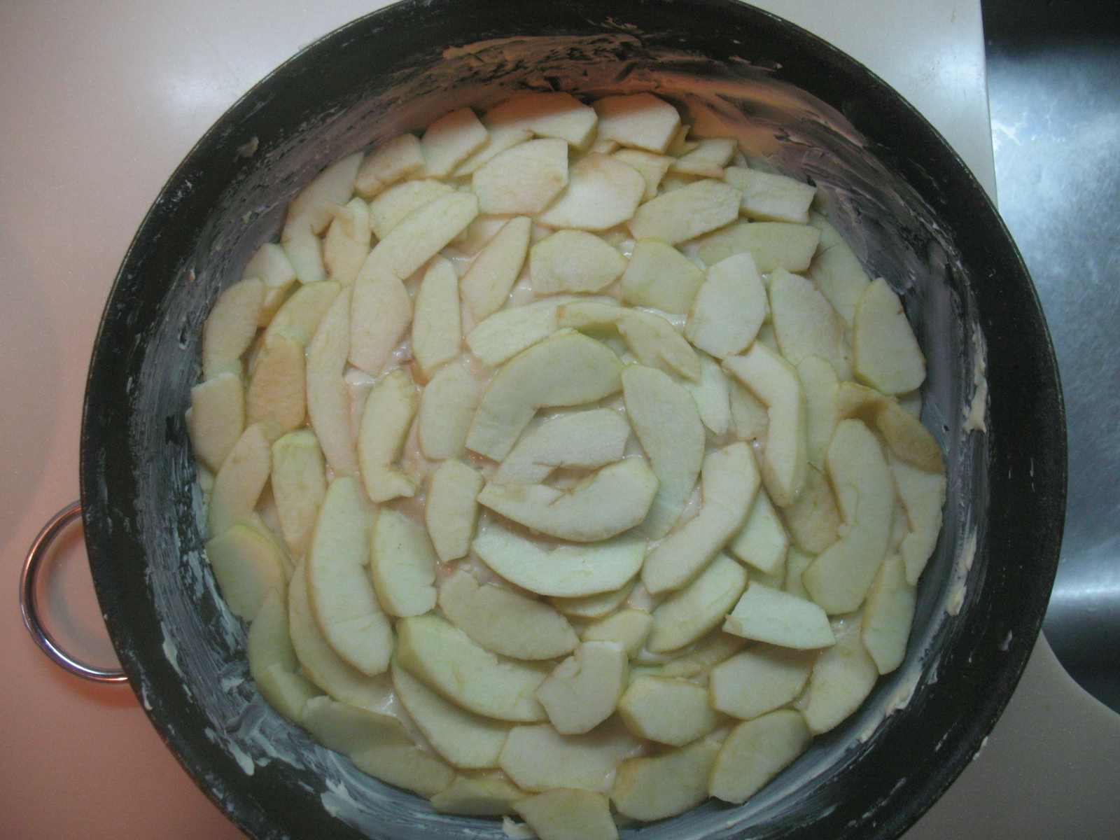 Порог из яблок на сковороде