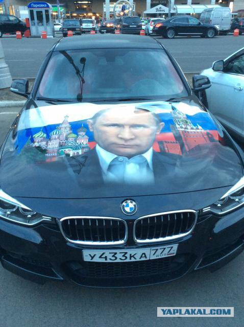 ГАИшники отдают честь BMW с Путиным на капоте