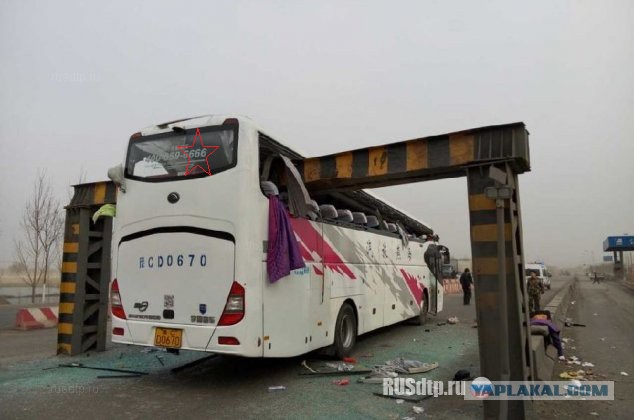 В Китае автобус врезался в ограничитель высоты.