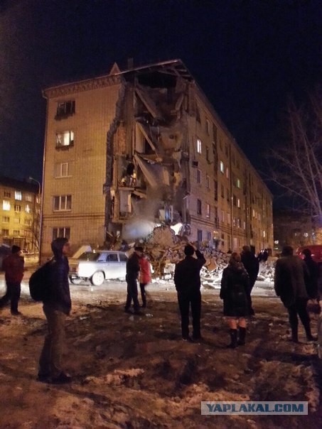 Угол пятиэтажного жилого дома обрушился в Тюмени