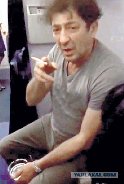 Девушка в туалете самолёта