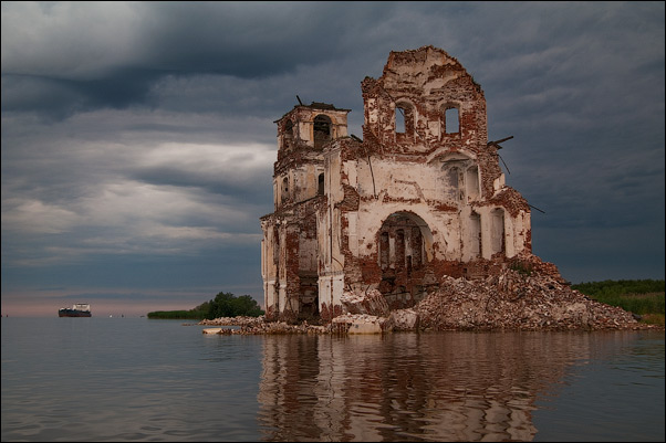 храм ушедший под воду. Смотреть фото храм ушедший под воду. Смотреть картинку храм ушедший под воду. Картинка про храм ушедший под воду. Фото храм ушедший под воду