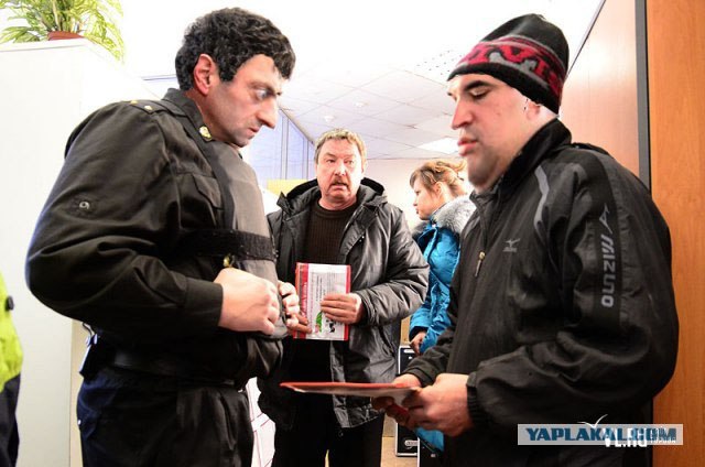 Фотожаба: Приставы и страховщики.