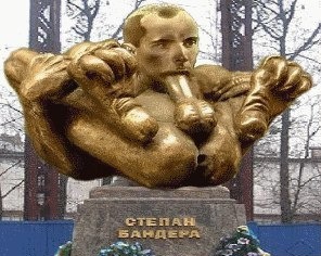 Мужчина разгромил мемориал памяти Джорджа Флойда и спокойно уехал
