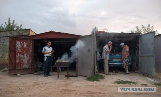 Житель небольшого городка построил у себя на участке подземный паб для семьи и друзей, использовав оставшиеся от сооружения дома материалы