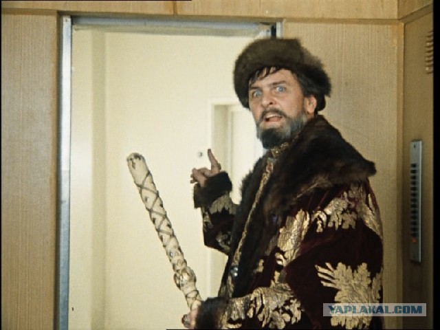 Бобслеист Джонни Куин застрял в лифте.