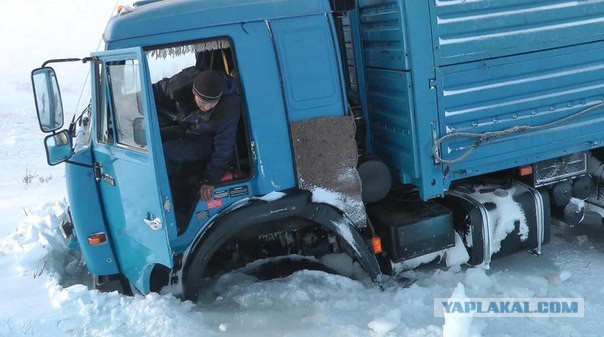 Как в Анадыре вызволяют из ледового плена машины