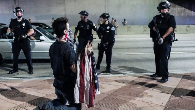 Тысячи человек приняли участие в акциях протеста против Трампа в США