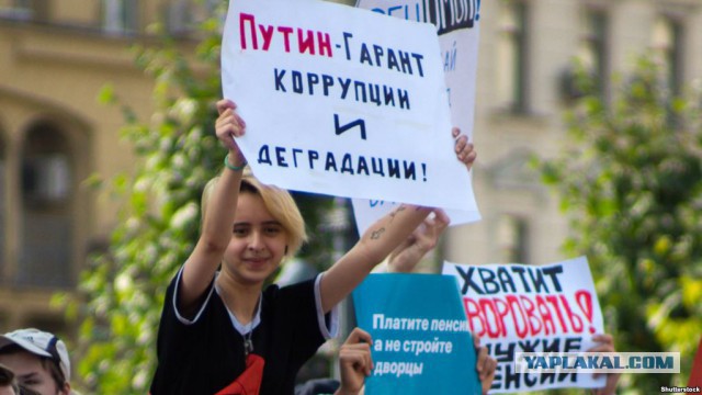 В центре Петербурга пару часов назад задержали мужчин с плакатом «Путин — гарантия завтрашнего дна»