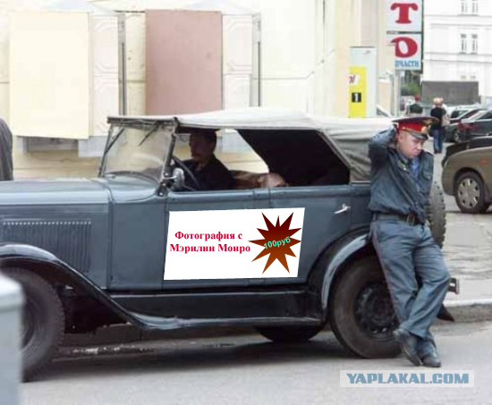 Задумчивый милиционер и его машина