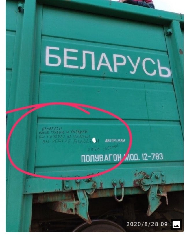 У здания КГБ в Минске протестующие отбили задержанных у силовиков