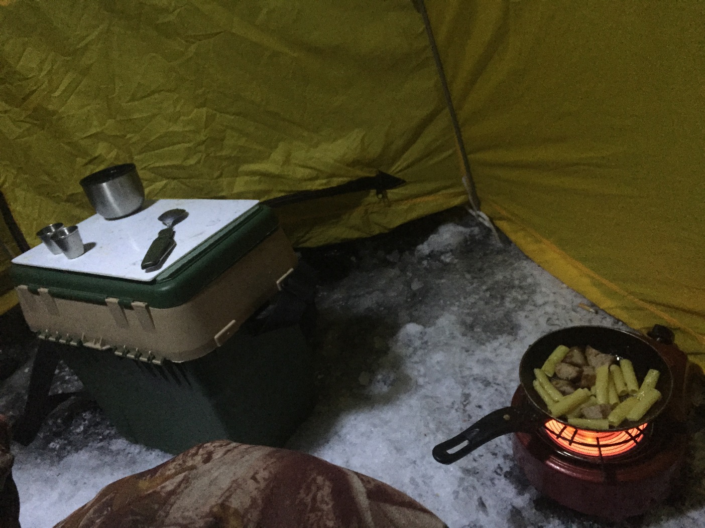 Ловля в палатке. Гидропол для зимней палатки 180х150. Столик в палатку для зимней рыбалки. Печка в палатку для зимней рыбалки. Обустройство зимней палатки для рыбалки.