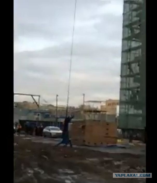 Неудачный прыжок каскадера с башенного крана в Москве сняли на видео
