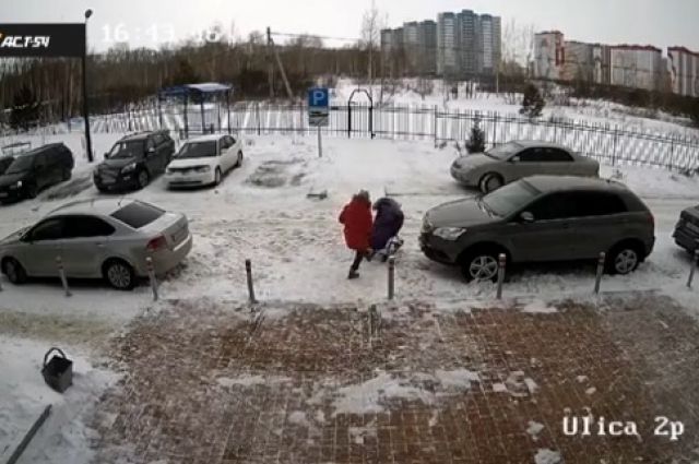 В Новосибирске водитель наехал на маму с коляской после замечания, что он паркуется в неположенном месте
