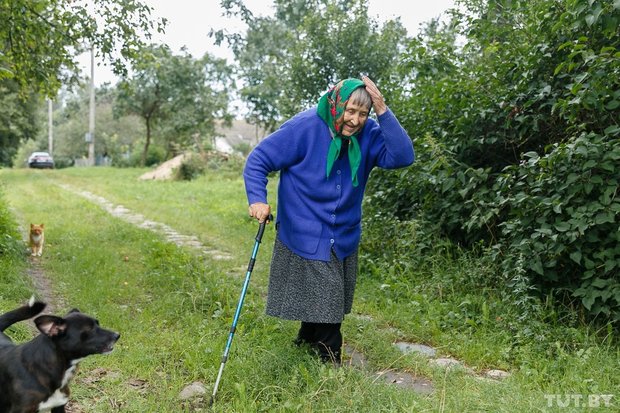 Из 1 деревни одновременно. Злая бабушка в деревне фото. Работа в деревне сообща.