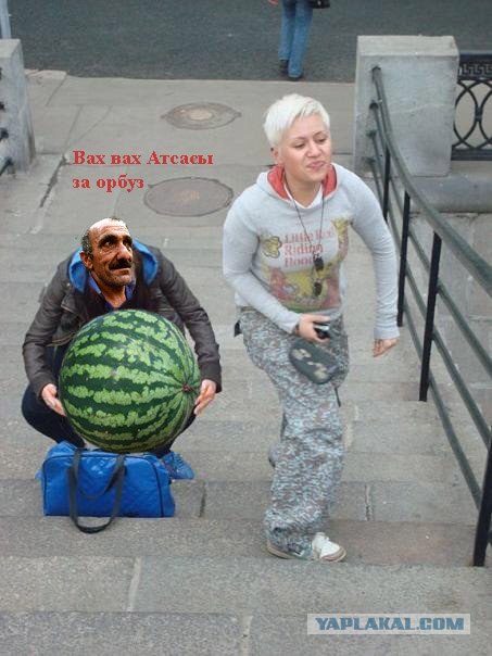 Фотожаба: Девушка поднимает невидимый мешок