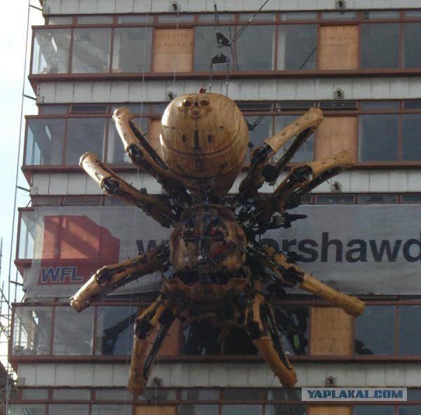 Механический паук в Ливерпуле (5 фото)